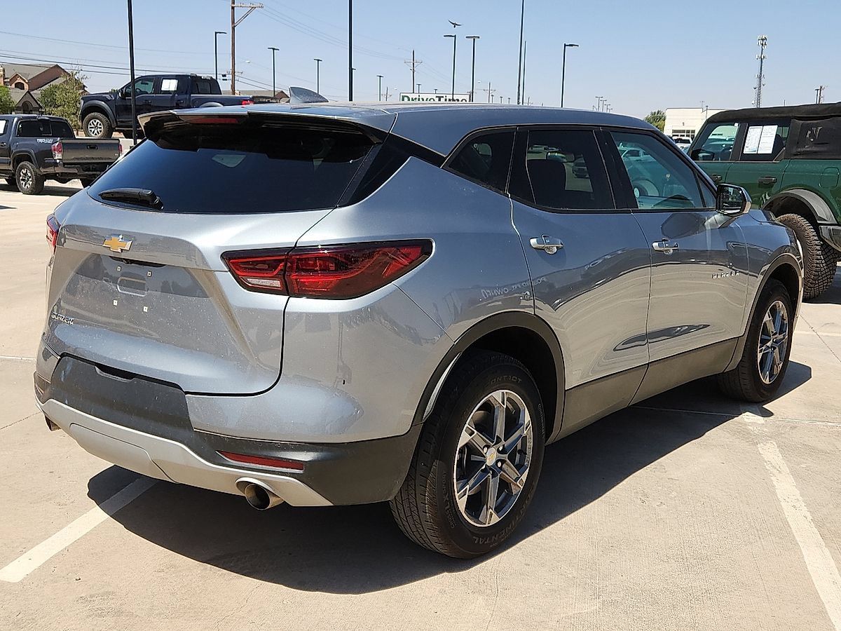 Used 2025 Chevrolet Blazer LT FWD image 3