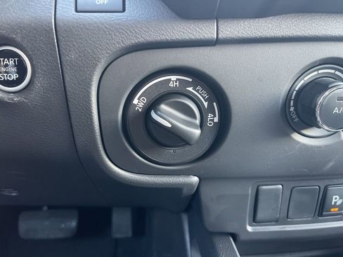 Used 2025 Nissan Frontier SV AWD/4WD image 13