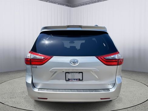 Used 2020 Toyota Sienna XLE FWD image 21