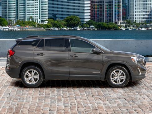 Used 2020 GMC Terrain SLE w/ Driver Convenience Package image 4