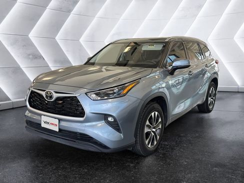 Used 2022 Toyota Highlander XLE image 3