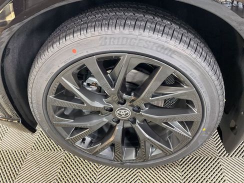 New 2025 Toyota Crown Signia image 4