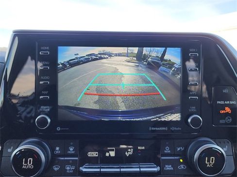 Used 2020 Toyota Highlander XLE image 23