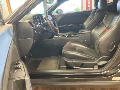Used 2009 Dodge Challenger SRT8 RWD image 12