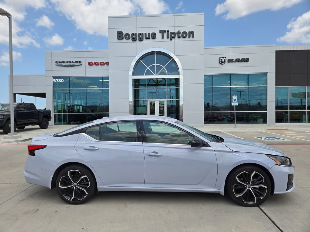 Used 2024 Nissan Altima 2.5 SR FWD image 2