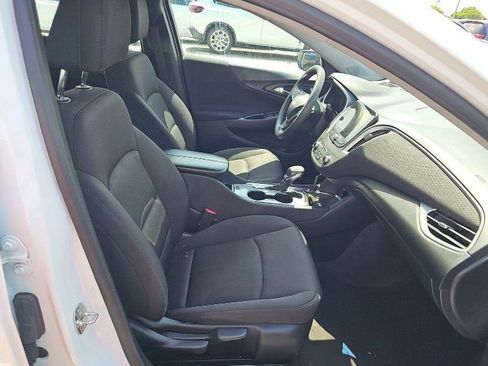 Used 2023 Chevrolet Malibu LT image 2