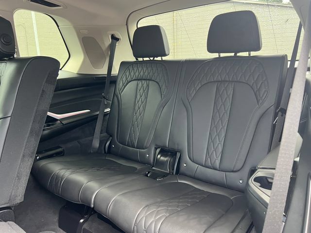 Used 2025 BMW X7 xDrive40i AWD/4WD image 7