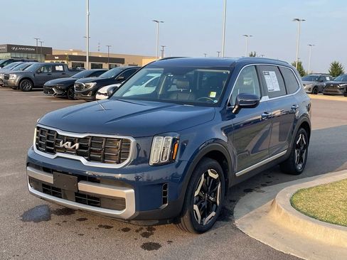 Certified 2023 Kia Telluride S w/ S Sunroof Package AWD/4WD image 3