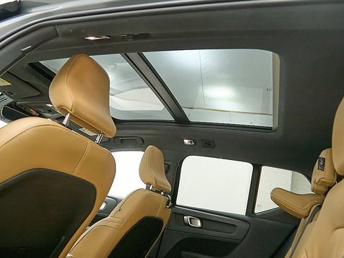 Used 2019 Volvo XC40 T5 Momentum image 23