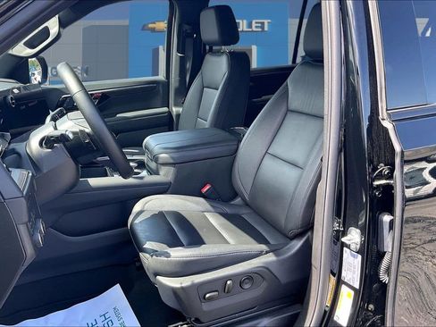 Used 2025 Chevrolet Suburban Z71 AWD/4WD image 21