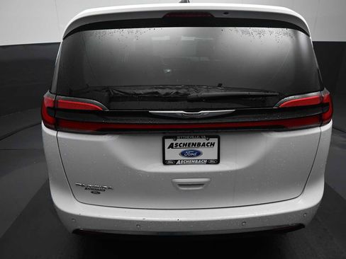 Used 2024 Chrysler Pacifica Touring-L FWD image 13