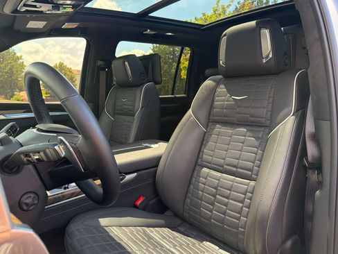 Used 2025 Cadillac Escalade ESV Sport Platinum w/ LPO, ONYX Package AWD/4WD image 7