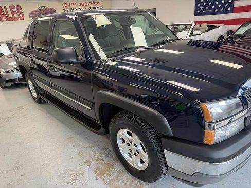 Used 2005 Chevrolet Avalanche Z71 w/ Preferred Equipment Group image 2