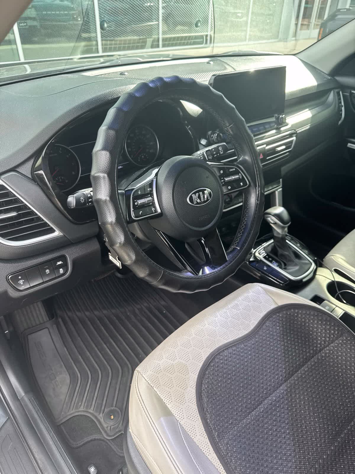 Certified 2021 Kia Seltos SX w/ SX Sunroof Package AWD/4WD image 8