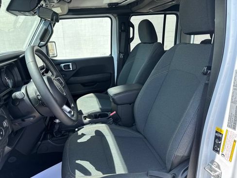 Used 2025 Jeep Wrangler Unlimited Sahara AWD/4WD image 9