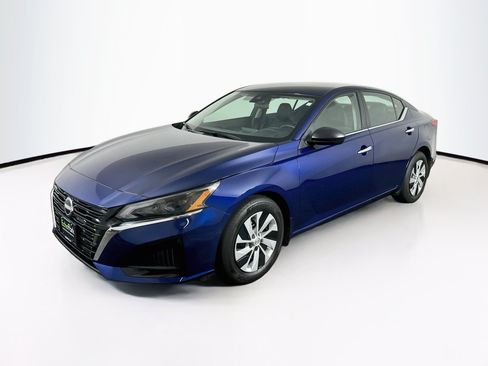 Used 2024 Nissan Altima 2.5 S FWD image 3