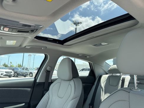 New 2025 Hyundai Elantra Limited image 19