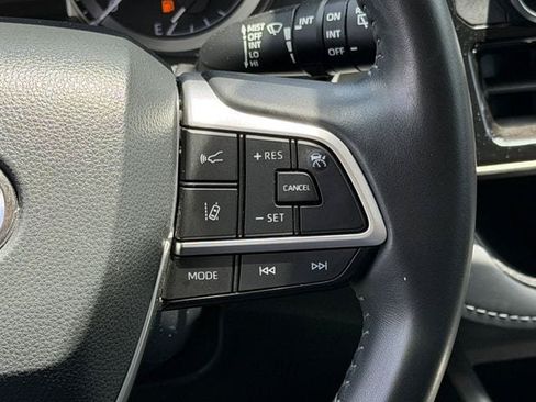 Certified 2024 Toyota Highlander XLE FWD image 15
