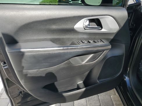 Used 2020 Chrysler Pacifica Touring w/ S Appearance Package image 16