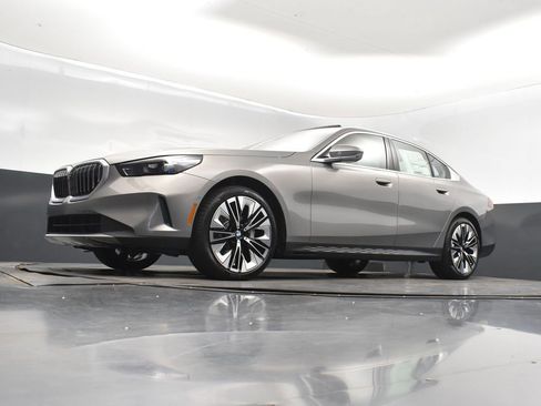 New 2026 BMW 530i xDrive w/ Premium Package AWD/4WD image 38
