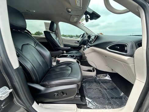 Used 2022 Chrysler Pacifica Touring-L w/ Uconnect Theater Family Group FWD image 13