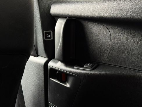 Used 2025 Chrysler Pacifica Select image 39