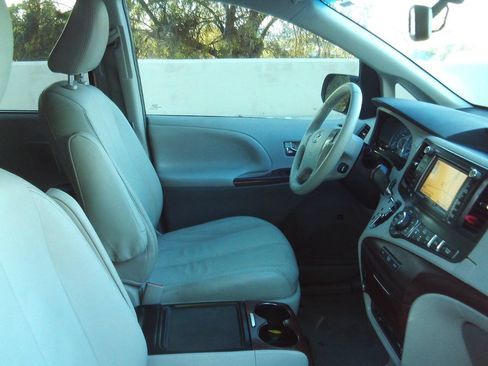 Used 2012 Toyota Sienna XLE w/ Premium Pkg FWD image 16