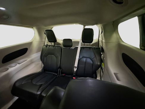 Used 2024 Chrysler Pacifica Touring-L image 29