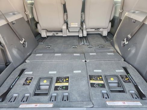 Used 2017 Toyota Sienna XLE Premium image 36