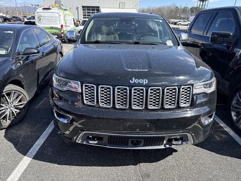 Used 2017 Jeep Grand Cherokee Overland w/ Jeep Active Safety Group image 4