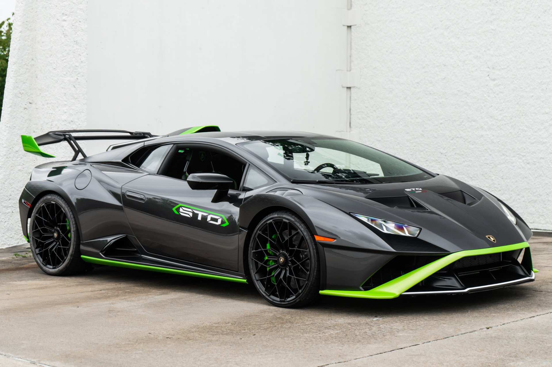 Used 2021 Lamborghini Huracan STO RWD image 2