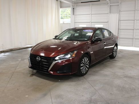 Used 2024 Nissan Altima 2.5 SV FWD image 4
