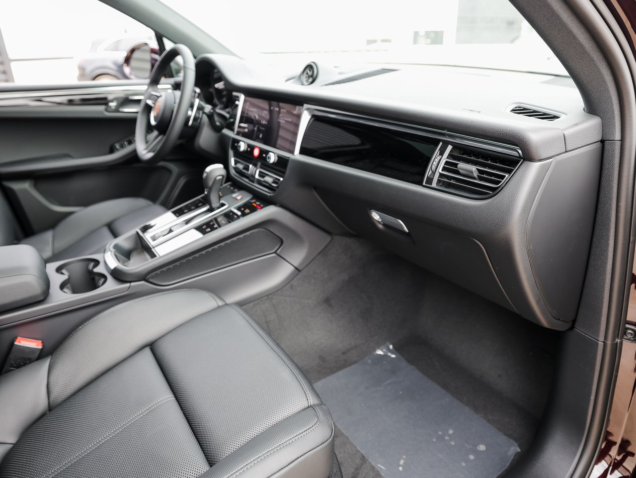 Certified 2026 Porsche Macan AWD/4WD image 28