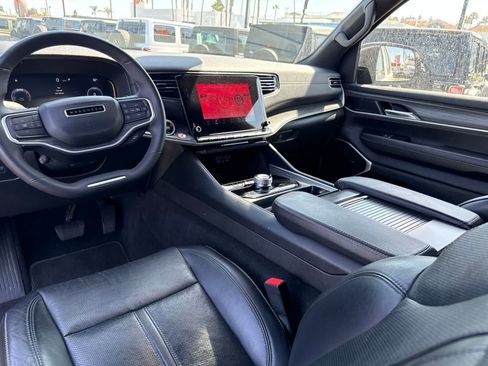 Used 2024 Jeep Wagoneer L Series II RWD image 26