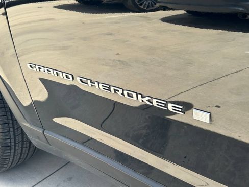Used 2025 Jeep Grand Cherokee Limited RWD image 15