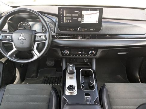 Used 2025 Mitsubishi Outlander SE image 37
