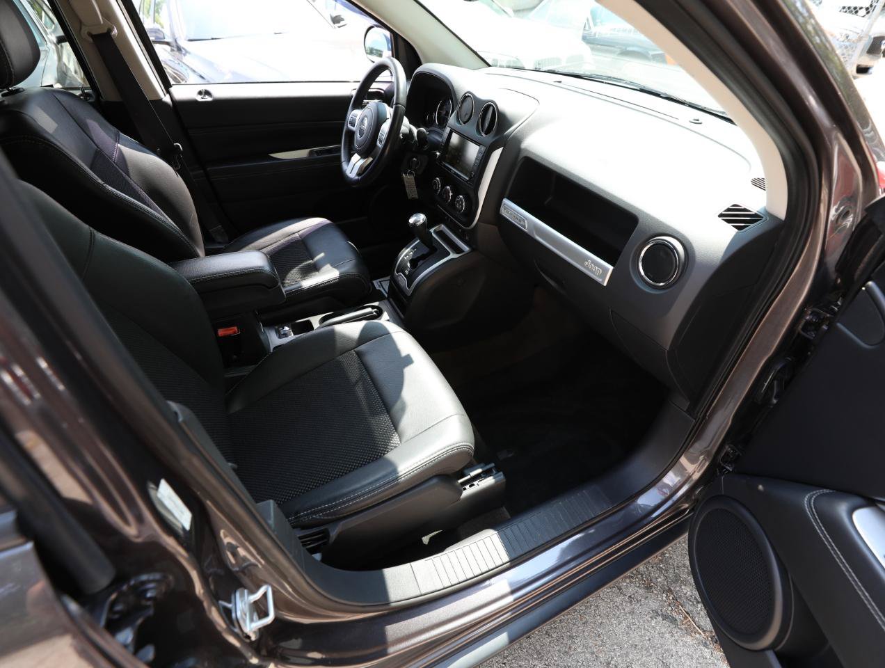 Used 2017 Jeep Compass Latitude AWD/4WD image 12