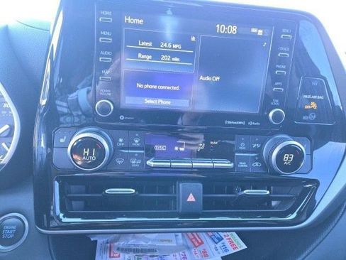 Used 2021 Toyota Highlander XLE AWD/4WD image 5