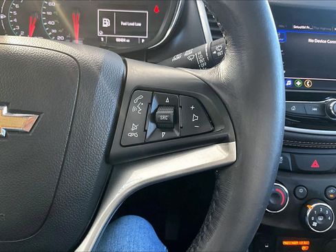 Used 2022 Chevrolet Trax LT w/ LT Convenience Package image 23