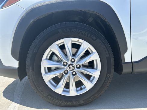 Used 2025 Toyota Corolla Cross LE FWD image 18