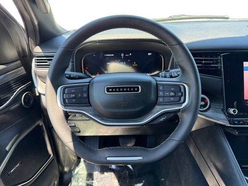 Used 2024 Jeep Wagoneer L Series II w/ Flexible Seating Group RWD image 9