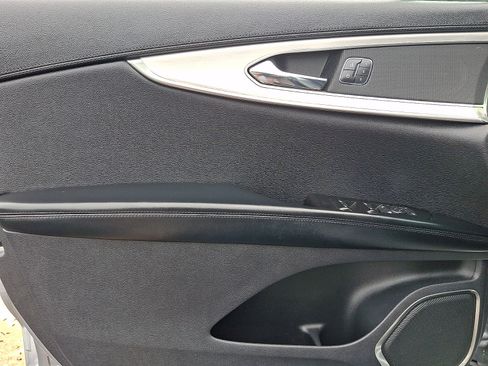 Used 2020 Lincoln Nautilus Premier AWD/4WD image 12