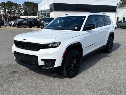 Used 2024 Jeep Grand Cherokee L Laredo image 3