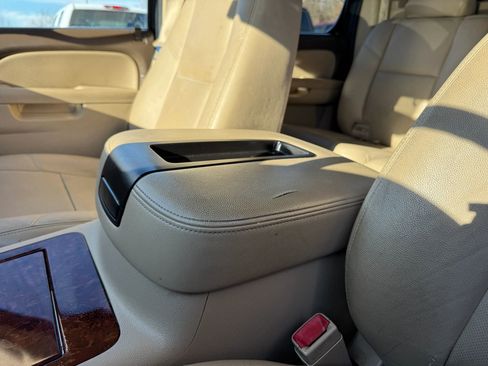 Used 2013 Chevrolet Avalanche LTZ image 19