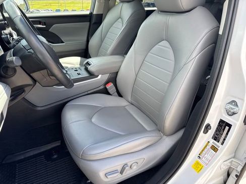 Used 2023 Toyota Highlander XLE FWD image 7