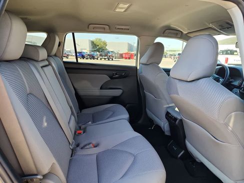 Certified 2023 Toyota Highlander LE image 17