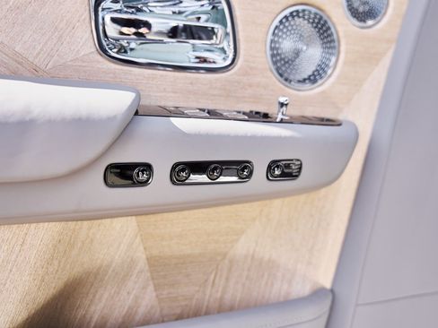 Used 2025 Rolls-Royce Phantom Sedan image 40