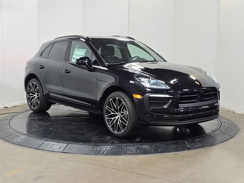 Certified 2025 Porsche Macan image 3