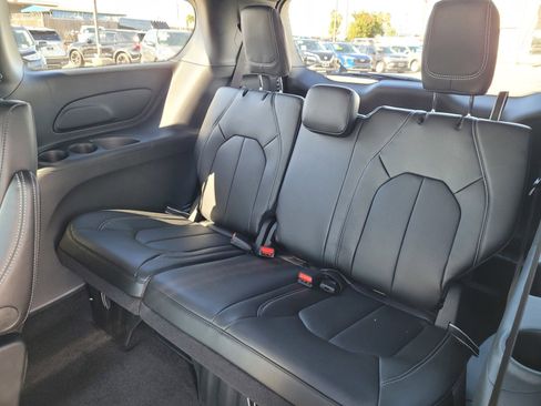 New 2026 Chrysler Pacifica Select image 9