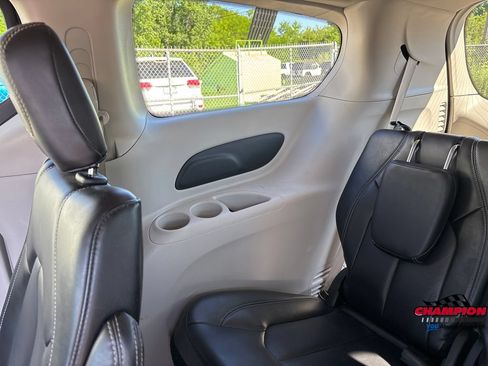 Used 2023 Chrysler Pacifica Touring-L FWD image 25